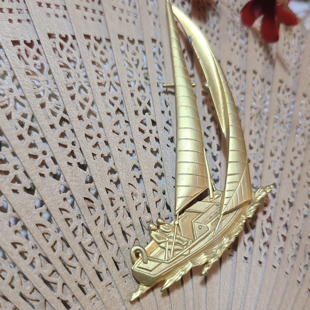 Gold Sailboat Brooch - Picture 3 of 10